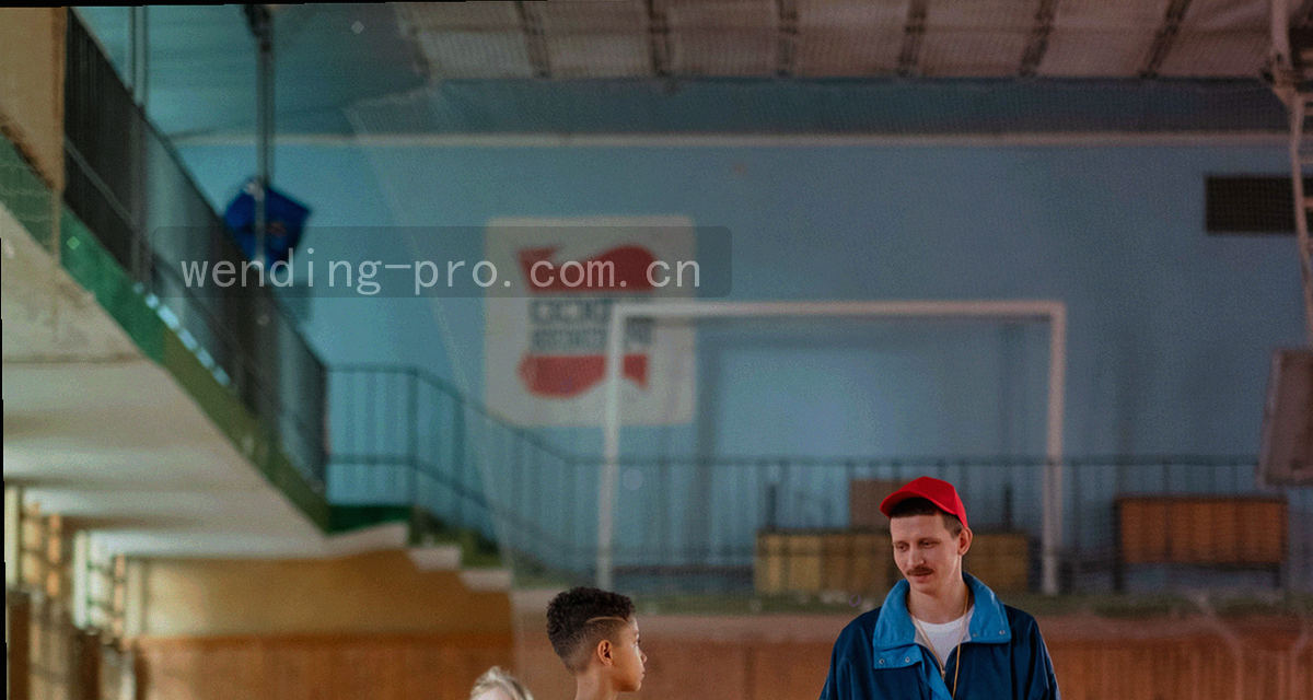 公告列表示意图，第二条被青蓝边框与切角面板高亮，标注老用户登录异常处理进展与更新序号